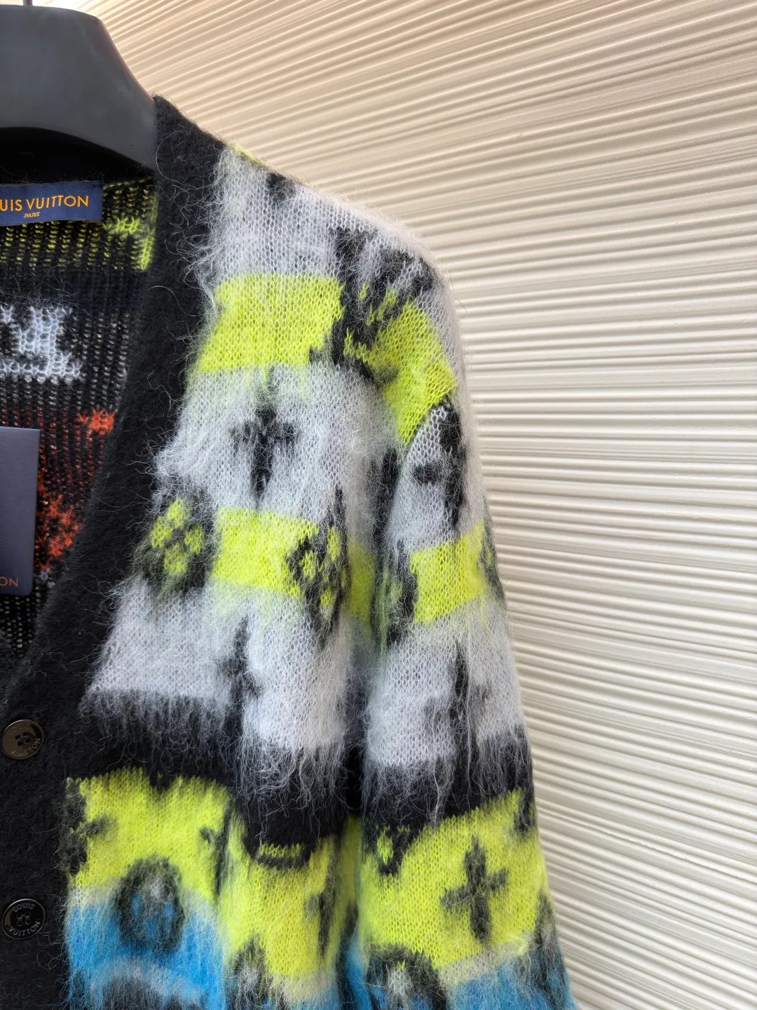 LOUIS VUITTON colorful mohair cardigan ●Original version: Purchased and developed for 13400 ●Item number: 1682122-C75 ●Fabric: mohair fabric ●Technology: Knitted production ●Color: Color ●Version: Fitted version ●Weight: about 610 grams ●Size: XS-S-M-L ●Description: Custom-woven mohair 67% + nylon 28% + sheep wool 5% yarn, purchased rich and finely ground mohair, imported Stoll weaving, full body alignment and stripe stitching, with black and white gray tones to highlight the full Monogram For the pattern, the mohair has been washed and naturally milled. After the shirt is woven, you need to manually remove the dotted lines that hang the hair, draw the knots and sew them. After sewing, wash and iron them to shape, then remove the clamps and catch the hair, wash it after catching it, and finally catch the hair again to achieve the same wool feel and effect as ZP. The process is very complicated. The overall wiring is straight and delicate, the fabric is comfortable and soft, and the color is consistent without color difference. It can be matched with the same style to create a fashionable look and control various occasions. Customized accessories, complete with three standards, same style for men and women!